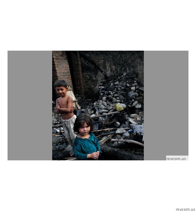 Un avión no tripulado estadounidense cayó sobre unas casas, Afganistán, 2011. Tales ataques continuaron durante 2012.