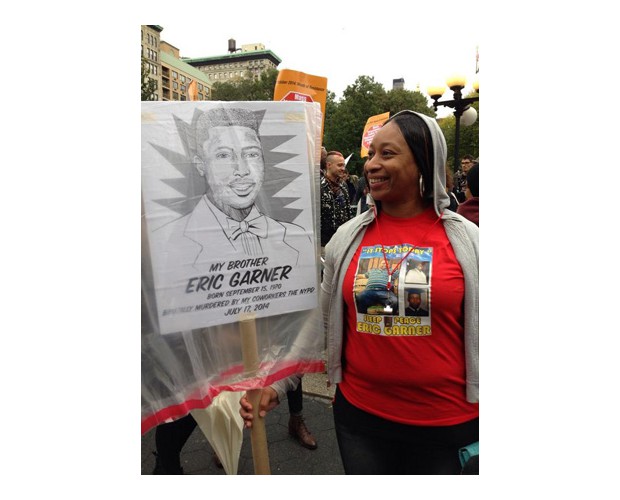 Alicia, la hermana de Eric Garner, protestando por la muerte de su hermano por una llave de estrangulamiento de la policía. Foto: Twitter/anónimo