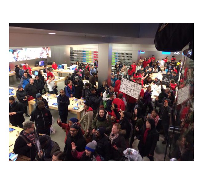 NYC protest at Apple Store-Photo: Twitter.MarkMorales5