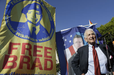 Daniel Ellsberg supporting Bradley Manning