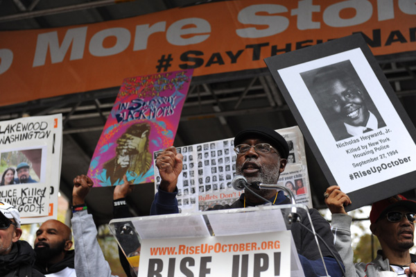 Carl Dix habla en el parque Washington Square.