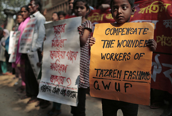 Children holding signs demanding compensation for wounded workers.