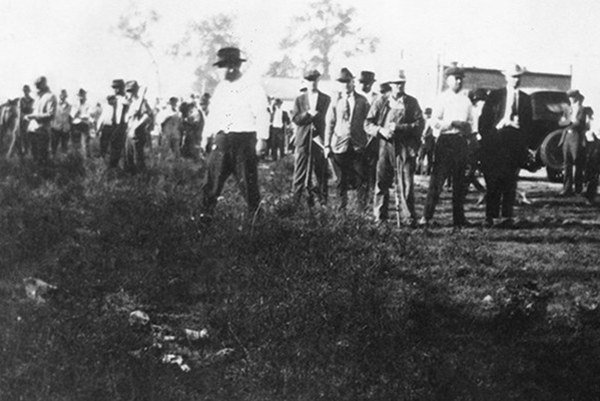 Posse of whites gather to attack Black sharecroppers