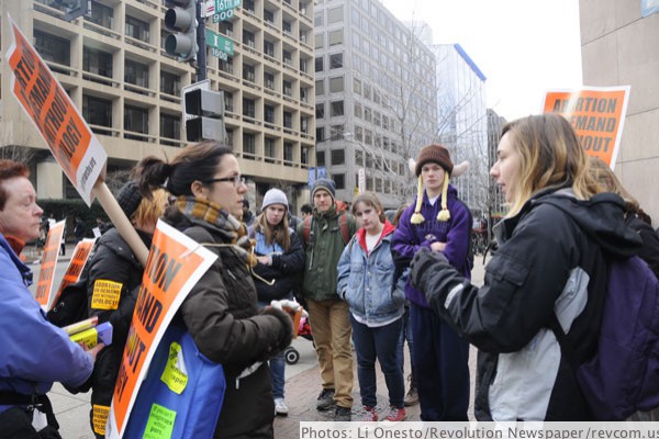 Discussions on the street on defending the right to abortion