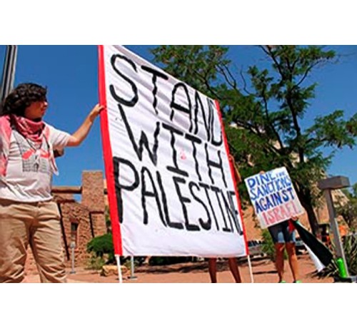 Window Rock, Arizona 17 de julio: Unos activistas dine (navajo) protestan en el Consejo Tribal contra los vínculos agrícolas a Israel y para exigir un boicot tribal contra Israel. Foto: Terry Bowman