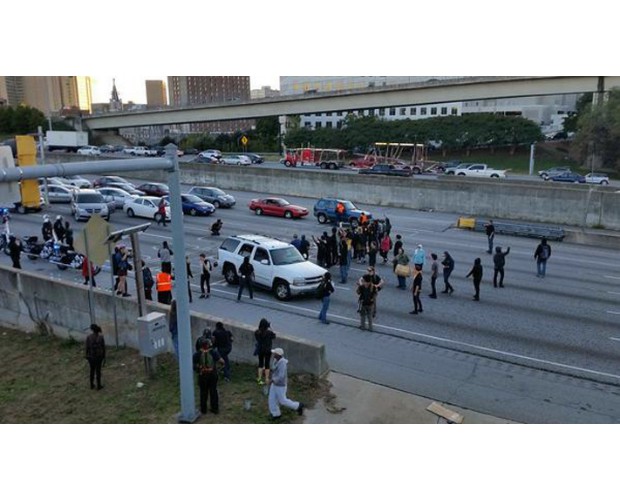 Atlanta: Bloqueo humano paraliza carretera interestatal 75/85 contra la encarcelación en masa y la brutalidad policial. Foto: Twitter/@Mo_Cain