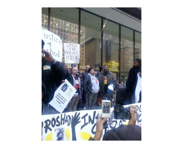 Mother of Roshad McIntosh -- a 19-year-old Black youth gunned down by police on August 24 in front of witnesses in Chicago. Photo: @BaburRealer/twitter