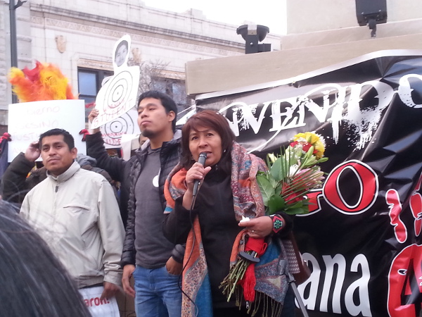 Chicago, 4 de abril de 2015: María de Jesús Tlatempa Bello, madre del estudiante desaparecido José Eduardo, habla en una marcha y mitin en Chicago en apoyo de las víctimas de la masacre y el secuestro de los 43 estudiantes de Ayotzinapa en el sur de México. La manta dice '¡Vivos se los llevaron, vivos los queremos!'