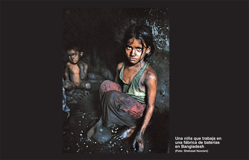 Una niña que trabaja en una fábrica de baterías en Bangladesh