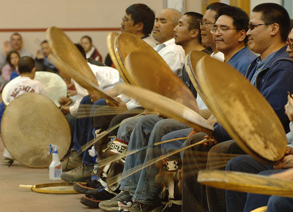 Bateristas del pueblo inupiat que dependen del mar para su sustento, ahora gravemente amenazado por la perforación petrolífera. (Foto: Floyd Davidson)