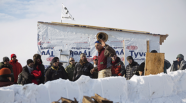 Algunos de los más de 2.000 ex combatientes reciben información en Standing Rock, el 3 de diciembre.