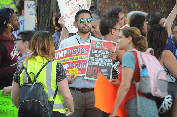 Protesta contra DeVos en Harvard.