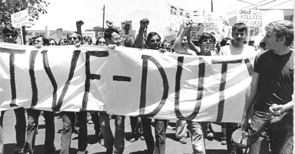 El autor David Zeiger con soldados en servicio activo en una manifestación con motivo del Día de las Fuerzas Armadas, 1971