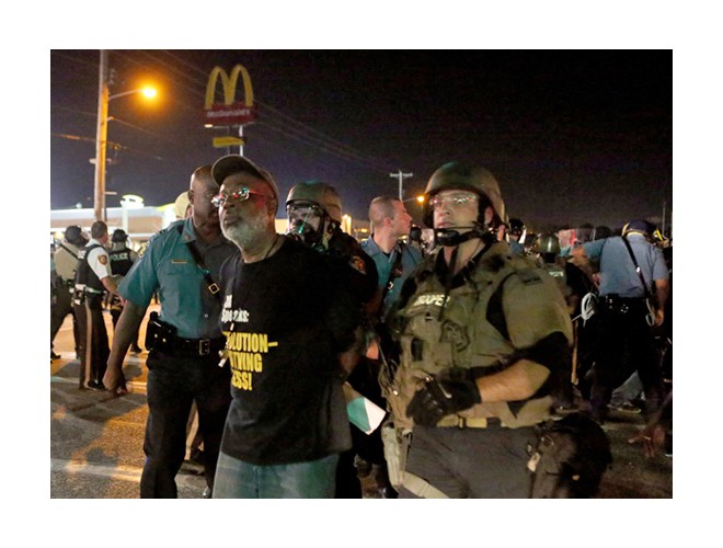 El 18 de agosto, la policía singularizó y arrestó a Carl Dix, miembro del PCR (en la imagen). También arrestaron a los partidarios del PCR, Travis Morales y Joey Johnson, y 75 personas más. Foto: AP 