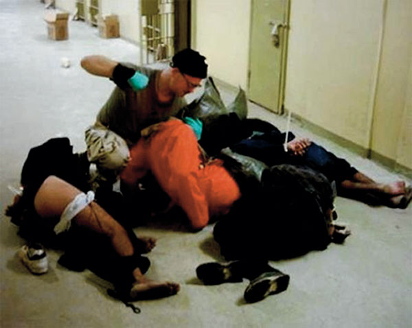 Unos marines yanquis golpean y torturan a prisioneros, Prisión Abu Ghraib, Irak, 2003.