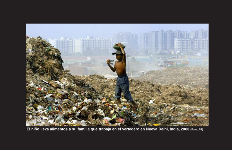 El niño lleva alimentos a su familia que trabaja en el vertedero en Nueva Delhi, India, 2003