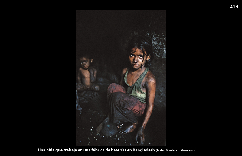 Una niña que trabaja en una fábrica de baterías en Bangladesh