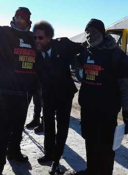 Cornel West con Carl Dix y un miembro del Club Revolución. 