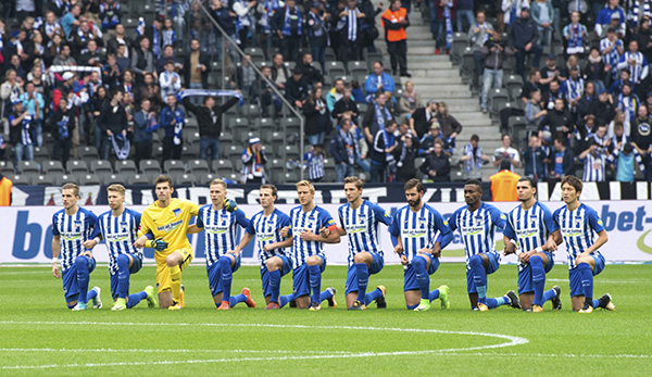 Hertha Berliner Sports Club protesta en solidaridad con Colin Kaepernick y los jugadores de la NFL