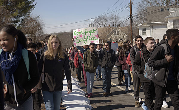 Alumnos de secundaria que habían ido a la Escuela Primaria Sandy Hook en Newtown, Connecticut.