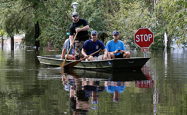 Los habitantes de Lumberton recorren las calles inundadas en busca de personas que necesitan ayuda. 