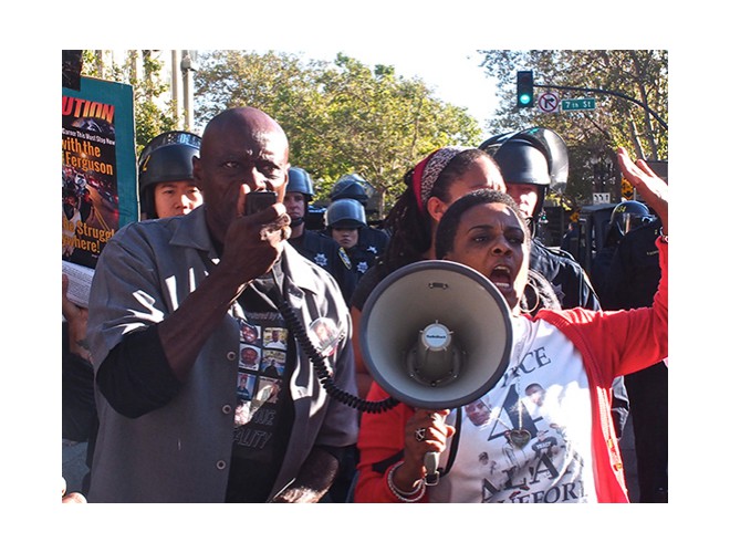 Cephus Johnson (tío de Oscar Grant) y Jeralyn Blueford (madre de Alan Blueford), 20 de agosto, Oakland, California, “Cese y Desista”.  Foto: Especial para revcom.us 