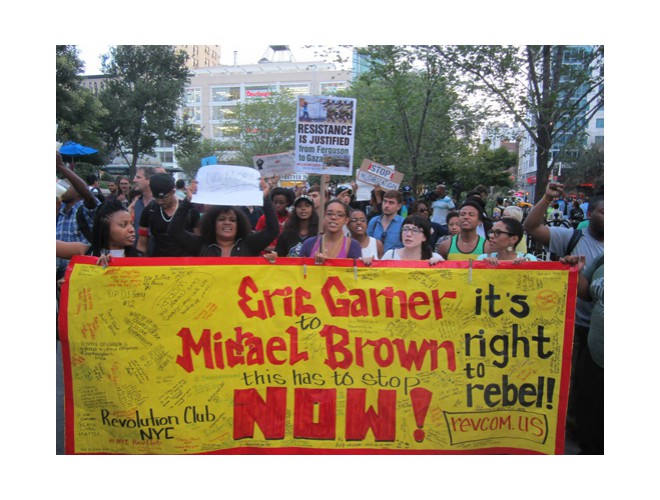 “De Eric Garner a Michael Brown, ¡esto tiene que terminar YA! ¡Se justifica la rebelión! Club Revolución-Nueva York. revcom.us”. Union Square, Nueva York, 15 agosto. 