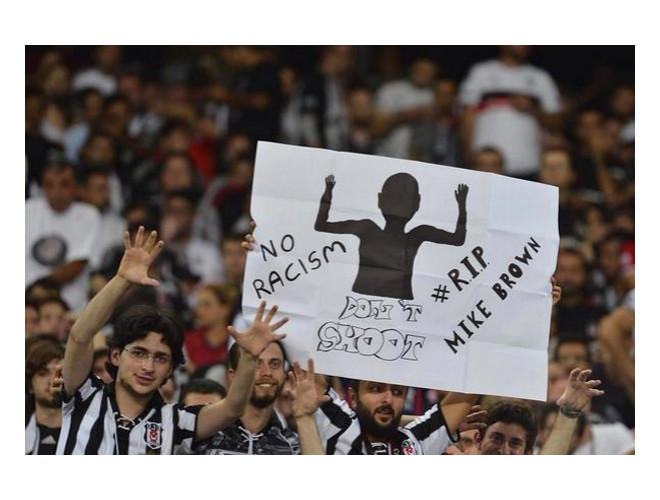 'No al racismo. No disparen. Mike Brown descanse en paz'. Imagen tuiteada de aficionados del fútbol de Turquía contra el asesinato de Michael Brown. Con permiso. 