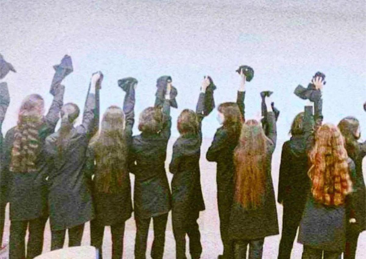 Iranian girls remove hijab in honor of murdered Mahsa Amini, September 2022.