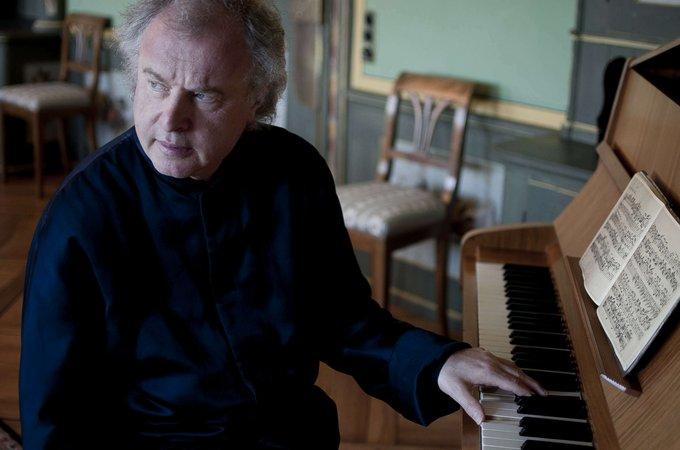 Sir Andras Schiff at piano