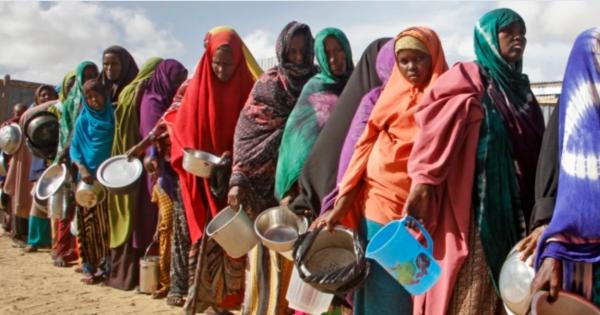 Climate refugees lined up for water