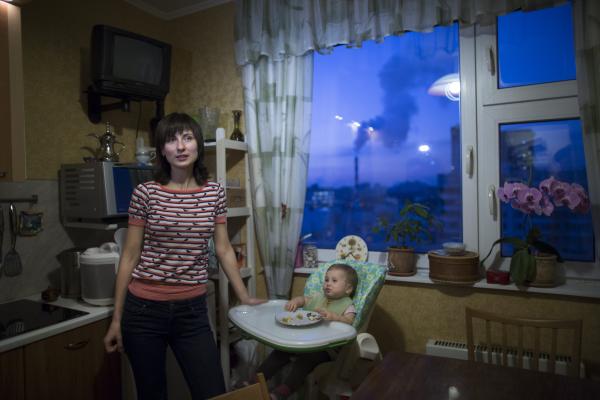 Russian 35-year-old woman with child with economy battered.