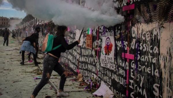 Mexico City protestors attack the fence around the Palace Nacional