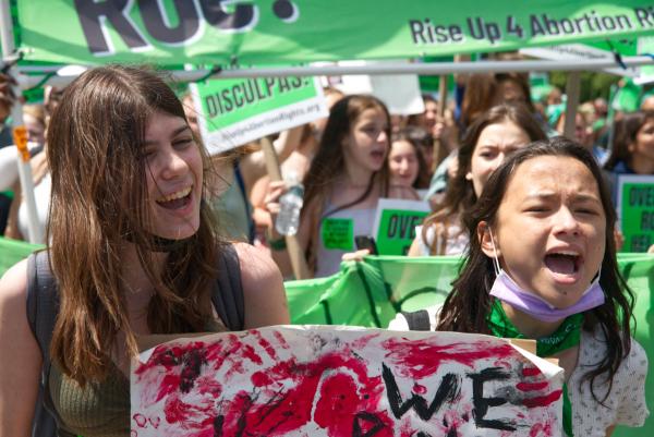 20220526-NYC-TwoYoungWomen