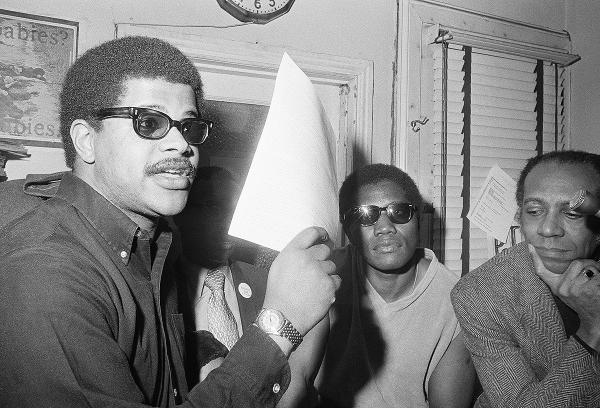 Muhammed Kenyatta waves stolen FBI documents, 1971.