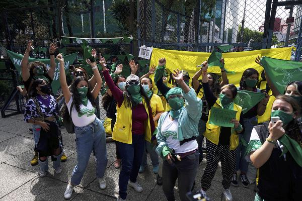 Abortion rights activists in Mexico protest SCOTUS overturn of Roe v Wade at U.S. Embassy.