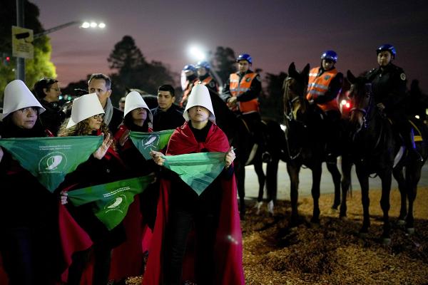 Women dressed as handmaids in Buenos Aires, Argentina.protest SCOTUS overturning Roe v Wade.