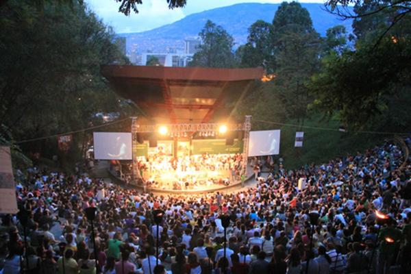 Crowd at the last night of the International Poetry Festival in Medellin.