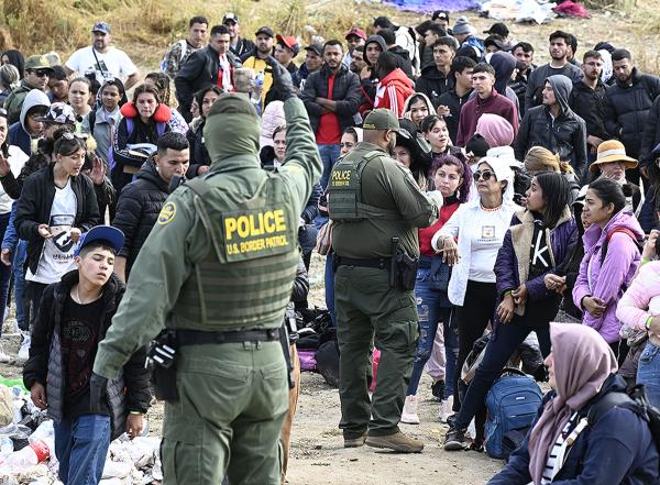 Title 42 about to end. Border patrol hands out bracelets to asylum seekers waiting to cross to U.S.