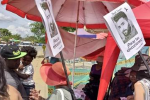 Getting into discussions about Iran with people at a street market in Cali, Colombia.
