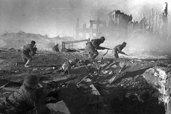 Soviet soldiers attack NAZI positions in the battle of Stalingrad, 1943.