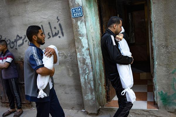 Israel Palestinians Image ID : 24095484437658 Members of the Abu Draz family hold the bodies of their relatives killed in the Israeli bombardment of the Gaza Strip, at their house in Rafah, southern Gaza, Thursday, April 4, 2024. (AP Photo/Fatima Shbair)