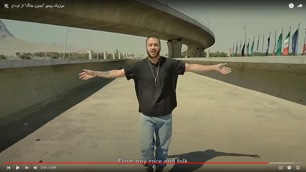 Screenshot of Toomaj from Mehdoone Jange (Battlefield) video