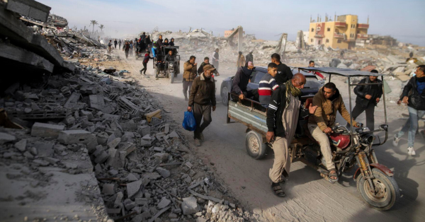 Displaced Palestinians leave Khan Younis to return to their homes in Rafah, southern Gaza Strip, January 19, 2025.