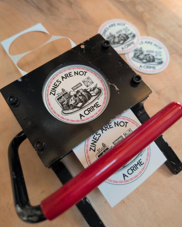 Button in support of Des Sanchez, Zines Are Not A Crime.