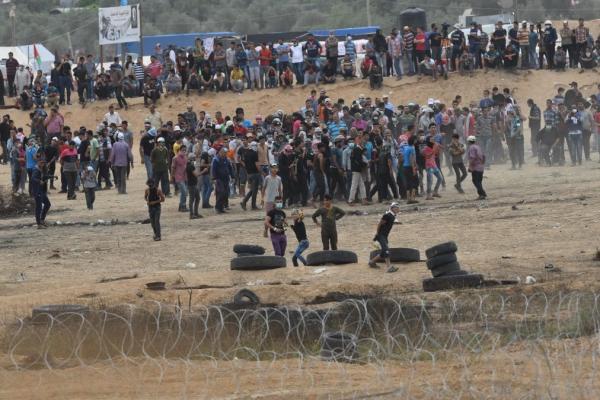 Protesters throwing rocks at IDF soldiers at Gaza border, 2018.