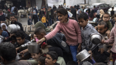 Children getting food and water in Gaza at a packed relief station