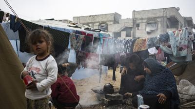 Gaza: hundreds of thousands of displaced Palestinians sleep in open spaces, December 2023.