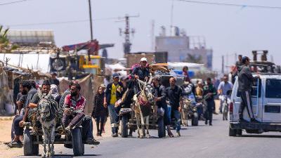 Palestinians flee before Israeli assault on the southern Gaza city of Rafah, May 9, 2024.