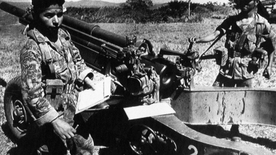 Salvadoran government soldiers with a howitzer gun, 1987.